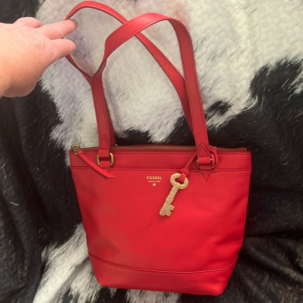 Fossil leather handbag RED, never carried.